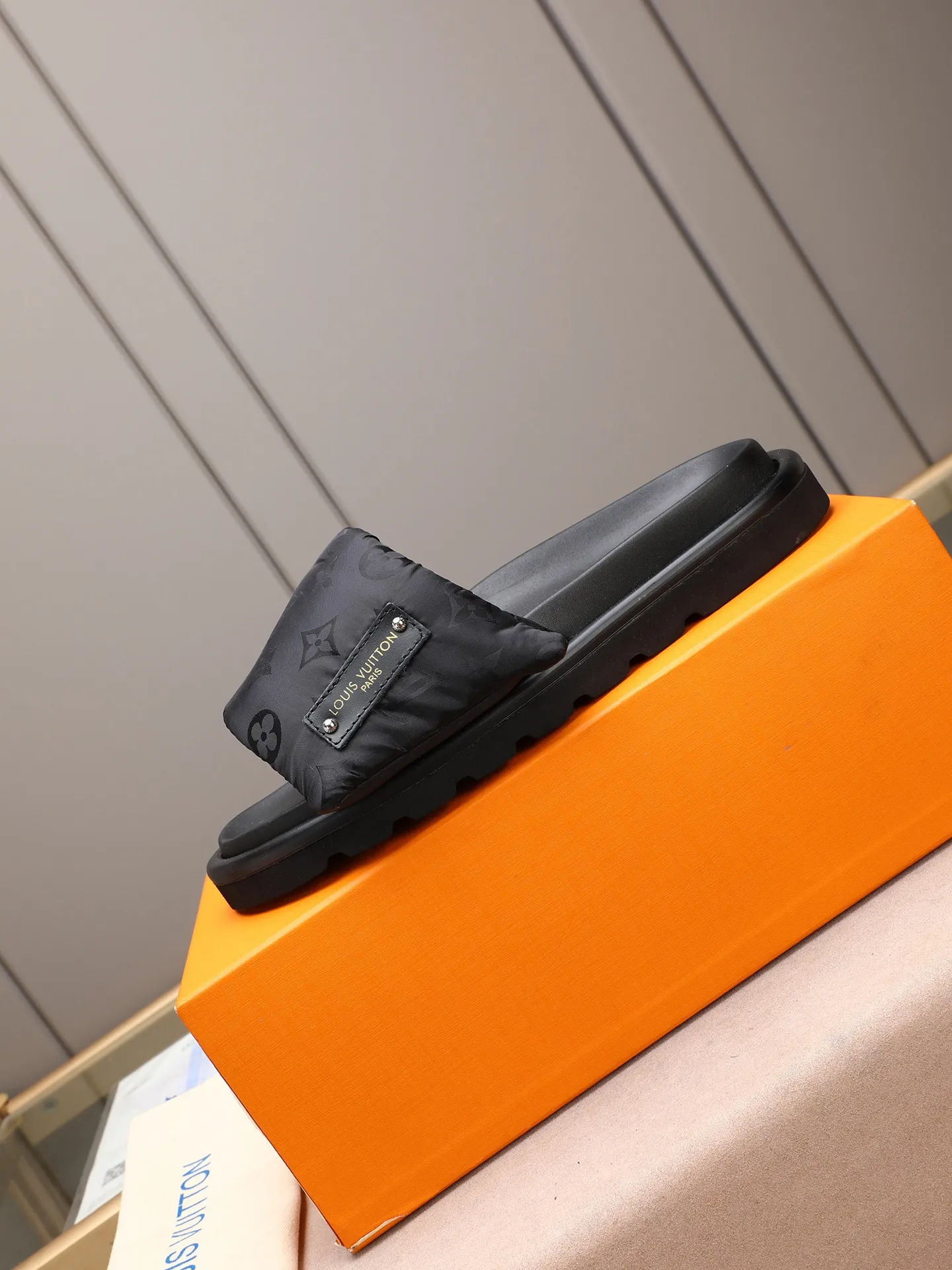 PP360 [LOUIS VUITTON] Louis Vuitton, LV printing, men's and women's slippers are on the market. The drawer box packaging comes with a cloth bag and a card. The upper pattern looks very soft and waxy, and it is a super versatile leg slimming tool. Fabric: imported denim/canvas/old fabric, LV hardware LOGO, official website pattern printing, comfortable to wear, feet: high-elastic PU water table. Sole: foam sole, heel height: about 5cm. Code number: 35-46, 35, 45, 46 are custom-made and non-returnable. Color: multiple colors and styles available.